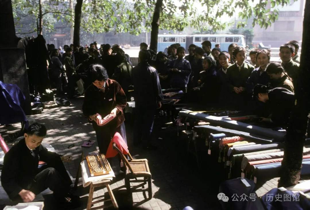 实拍火红的70年代：女知青下地干活劲头足，工农兵上大学听课认真