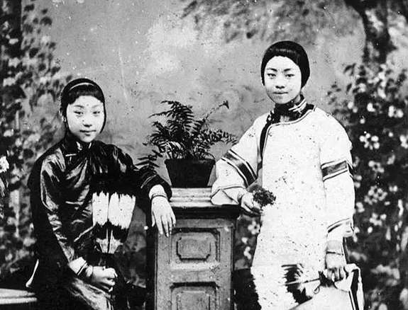 《游戏报》「劫余花榜状元」花兰芳、沈丽娟（右）。