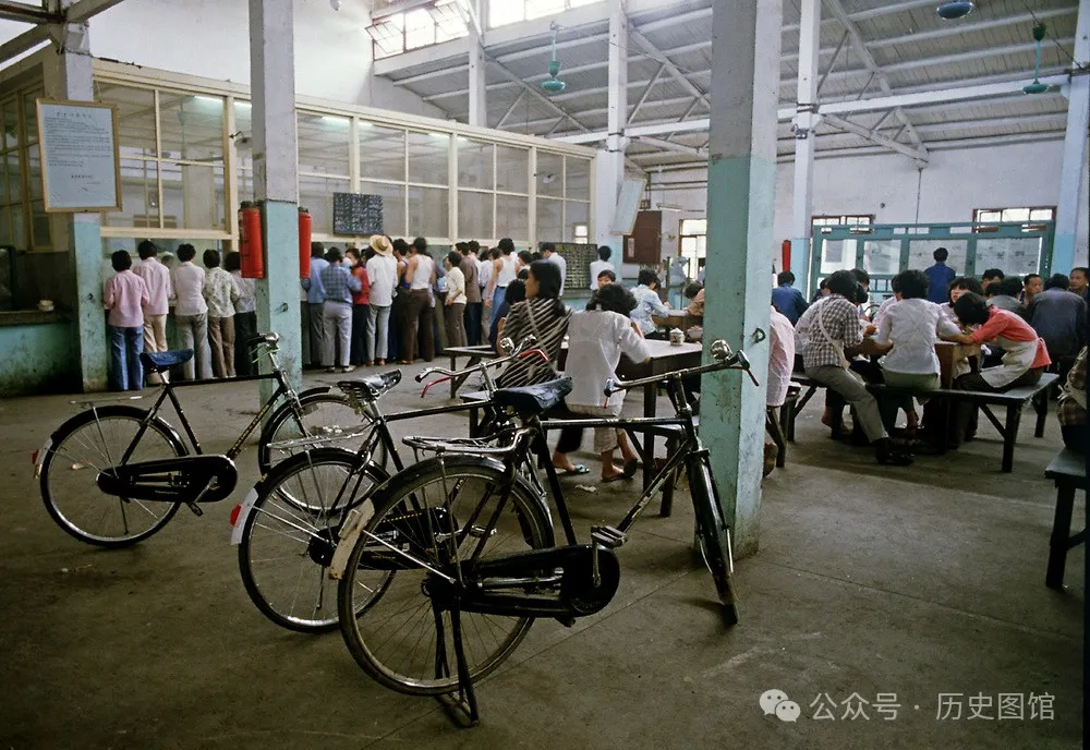 实拍1985年杭州丝绸厂：车间女工年轻漂亮，国营大厂饭菜让人羡慕