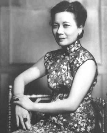 一生雍容华贵，注重端庄仪表的宋美龄。