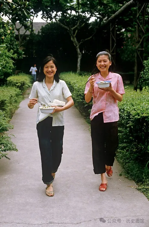 实拍1985年杭州丝绸厂：车间女工年轻漂亮，国营大厂饭菜让人羡慕