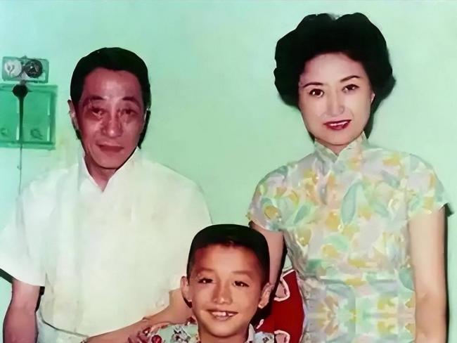 蒋经国和美人张正芬合影，难怪她看不上伊能静