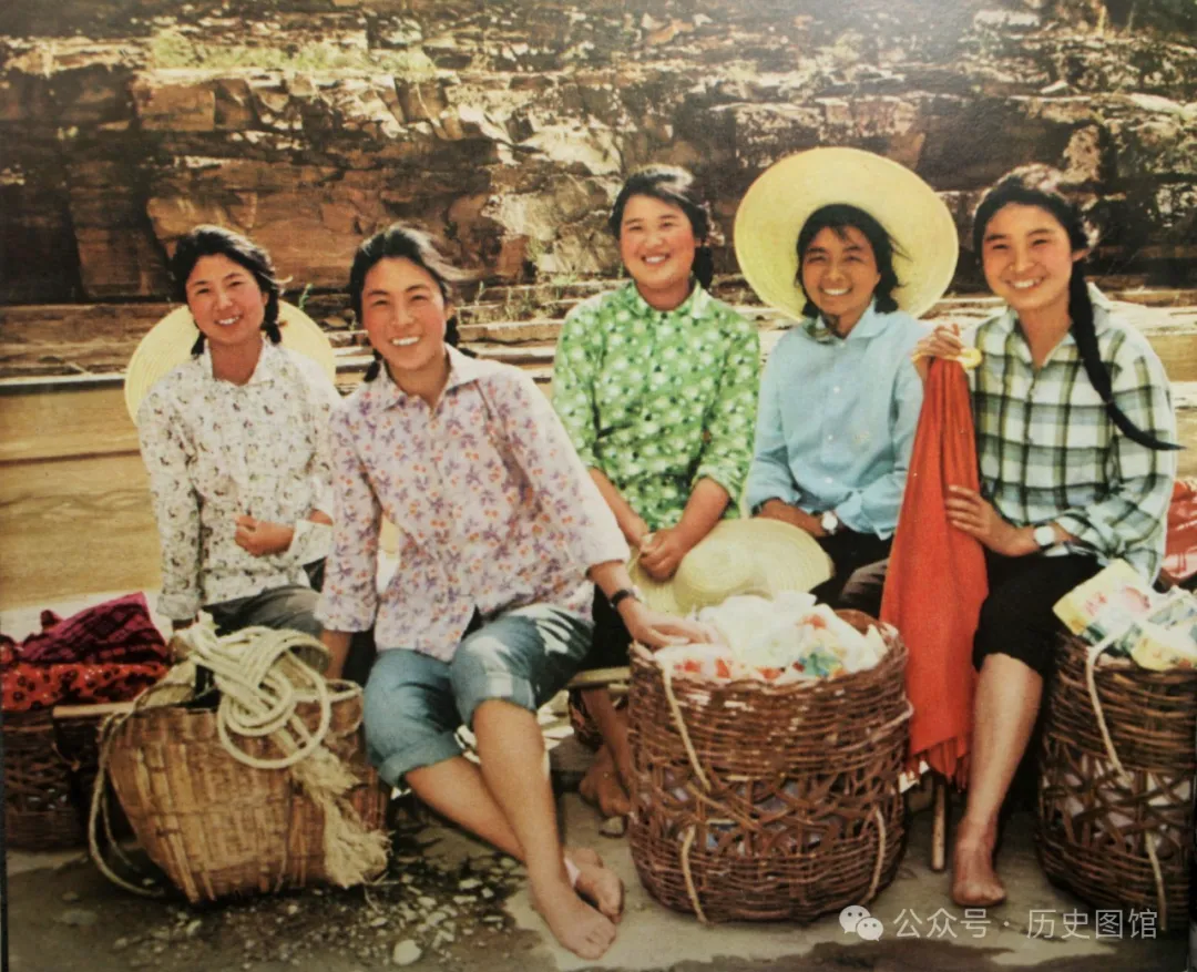 实拍火红的70年代：女知青下地干活劲头足，工农兵上大学听课认真