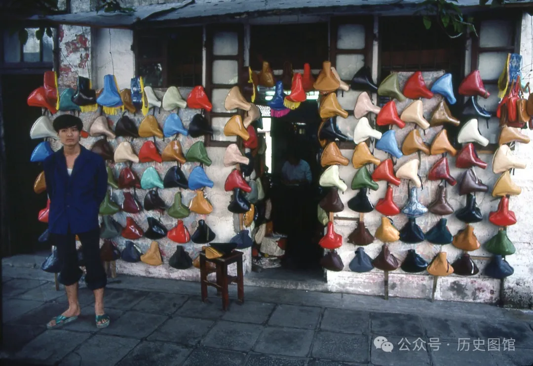 实拍火红的70年代：女知青下地干活劲头足，工农兵上大学听课认真