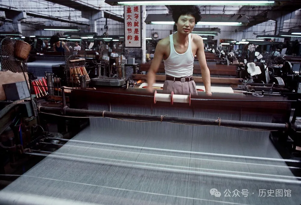 实拍1985年杭州丝绸厂：车间女工年轻漂亮，国营大厂饭菜让人羡慕