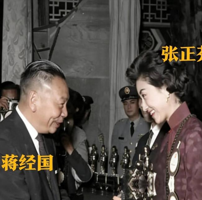 蒋经国和美人张正芬合影，难怪她看不上伊能静