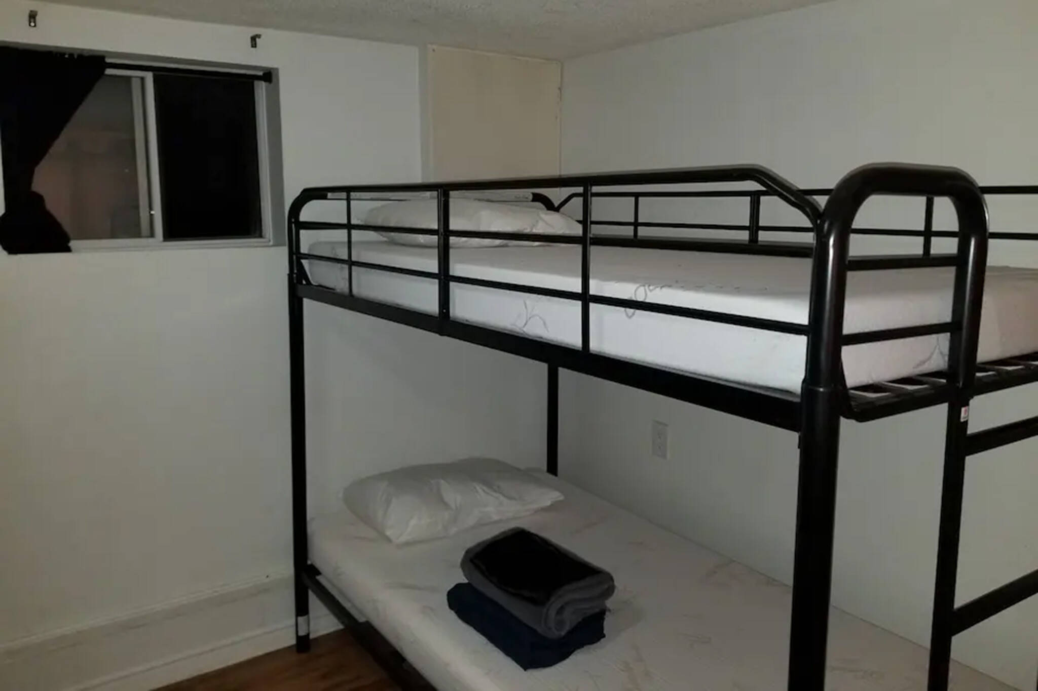 多伦多的 Airbnb 有 10 个地下室双层床，每个月售价超过 600 美元 ...