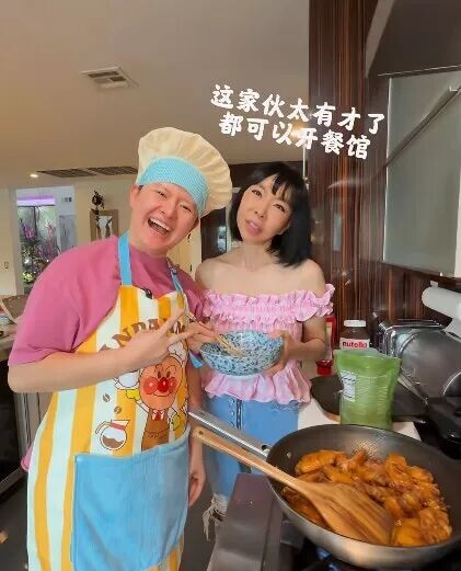 家里破产，睡地板的她靠做饭在美国“翻身”（配图1）