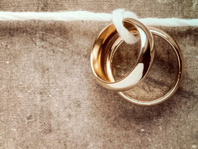 绑在一根绳子上的结婚戒指。