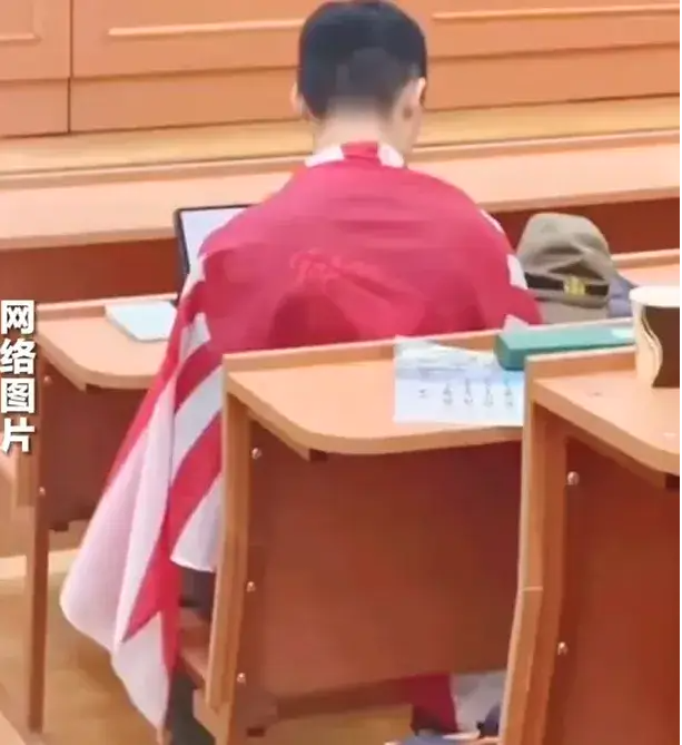 中国留学生披“旭日旗” 上课被逼道歉 身份被扒