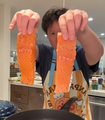 家里破产，睡地板的她靠做饭在美国“翻身”（配图3）