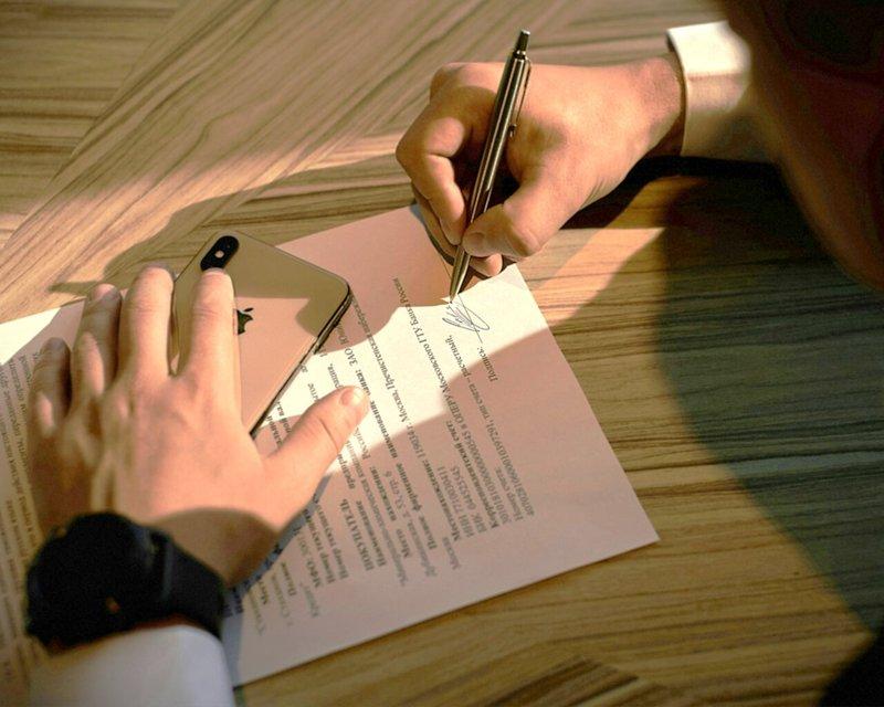 律师薄尚乐强调，如对房地产领域不熟悉，尤其是法拍屋交易，非专业人士应谨慎考虑，避...