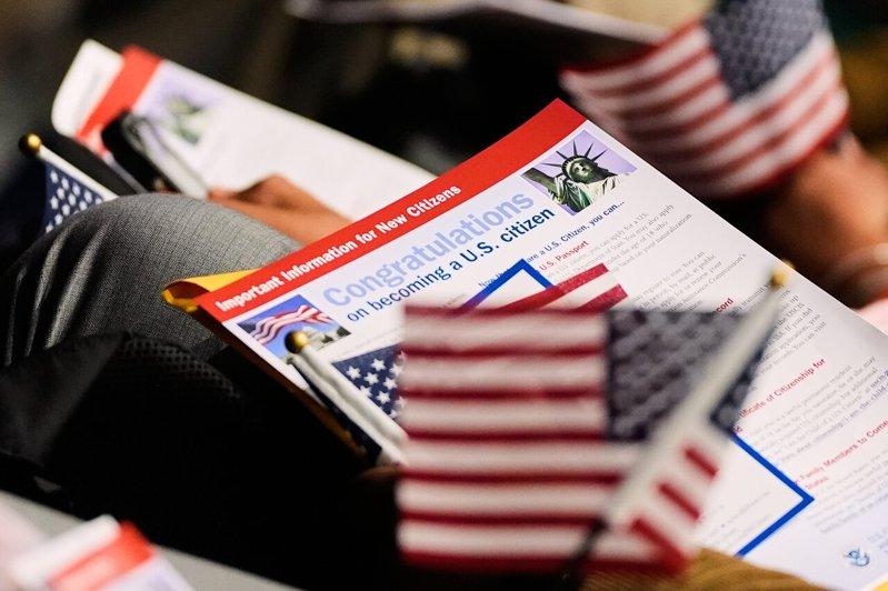 越来越多人放弃加入美国籍 不是不想 而是…