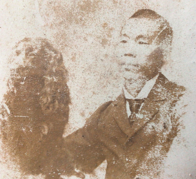 ·黄畅泉在广东台山祖屋找到的丁龙照片。（受访者供图）