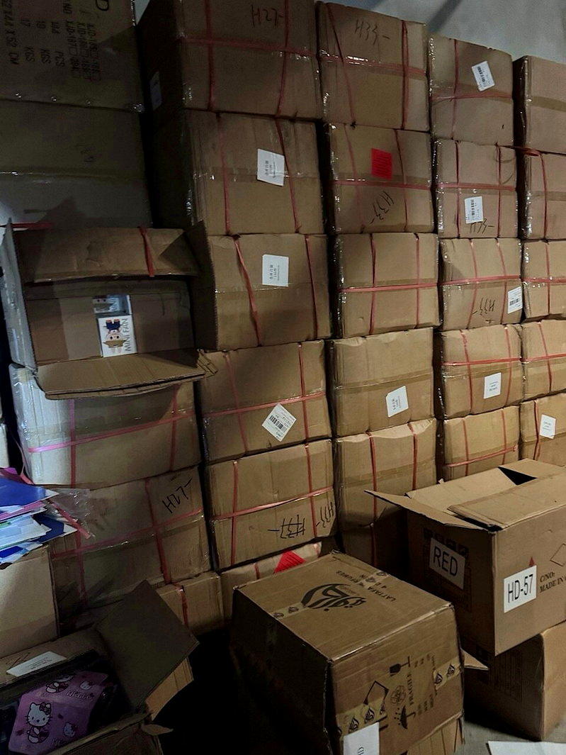 华人做海外仓，结果被警方搜出大量假货，估值400万美元，他大呼「货物不是自己的」...