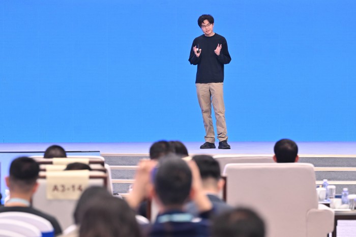 杨植麟在北京举行的2026中关村论坛年会上。