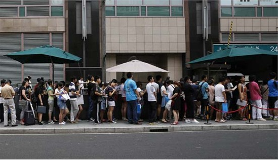 中国来美签证预约号难求 这些人可免面谈