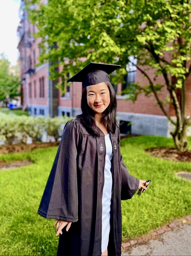 2020 年 5 月潘思玮获得优异成绩参加哈佛大学毕业典礼。（受访者提供）