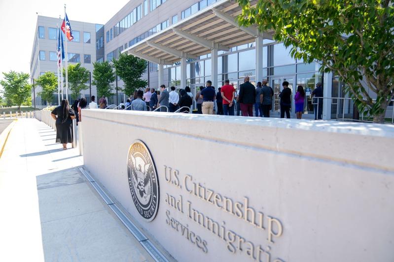 申请绿卡何谓反美？ USCIS局长：反川普不算