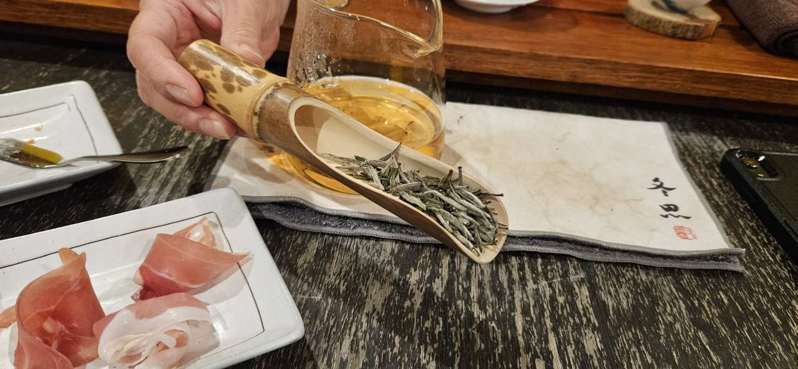 店内的每款茶叶，皆是由Bonnie亲自精挑细选，确保每一杯茶都能展现产地特有的风...