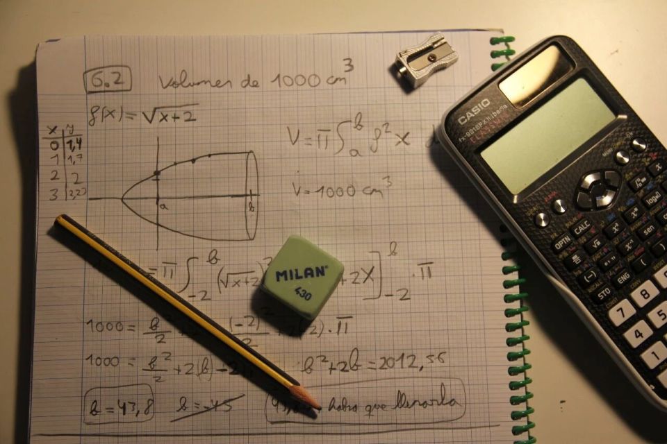 美国顶尖大学新生不会解“7x–2=5”？