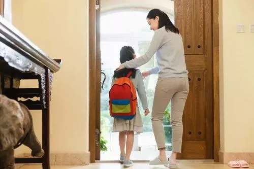 顺义妈妈正卖掉铂金包，全力保证孩子留学不断供