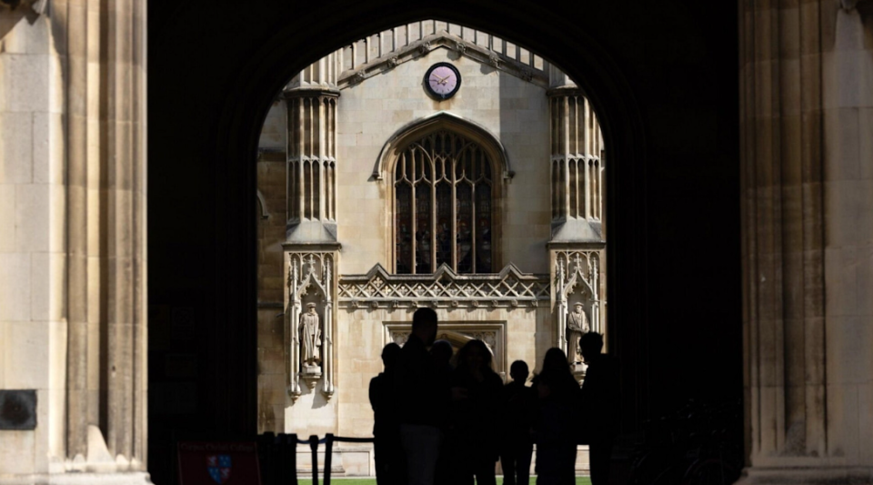 留学生学费猛涨29% 为英国学生“补差价”？