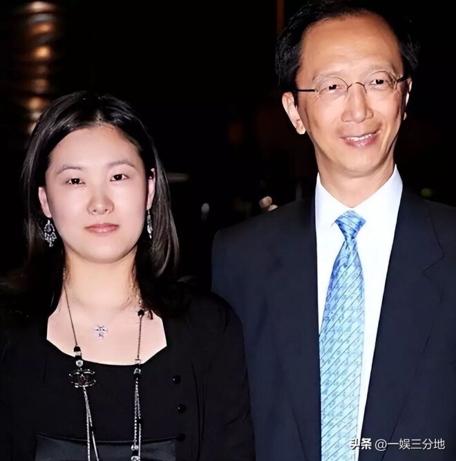 伏明霞74岁丈夫露面 佝偻头秃动作痴（配图13）