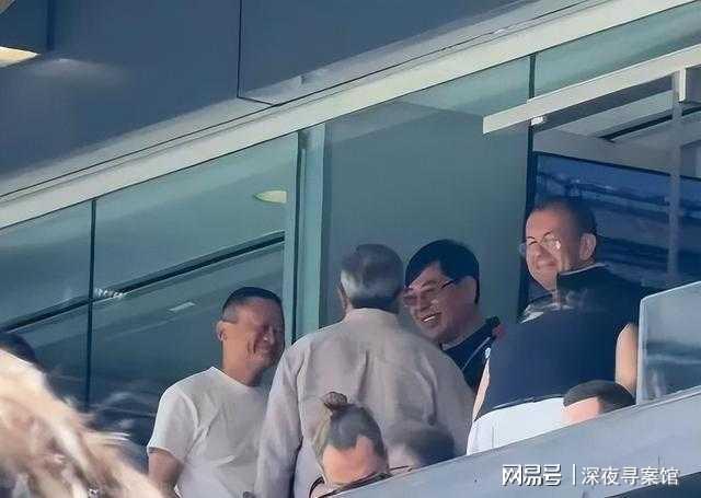 马云现身世界杯决赛现场 坐普通看台、吃平价餐
