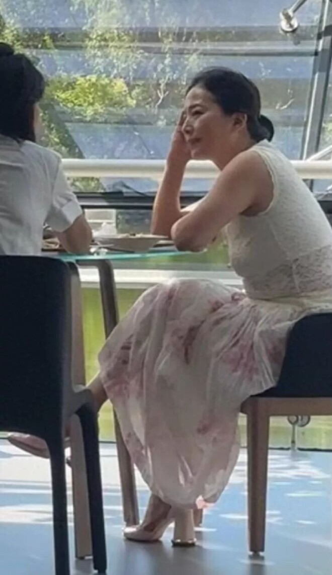 刘亦菲妈妈刘晓莉现身某餐厅 65岁的她发量惊人（配图6）
