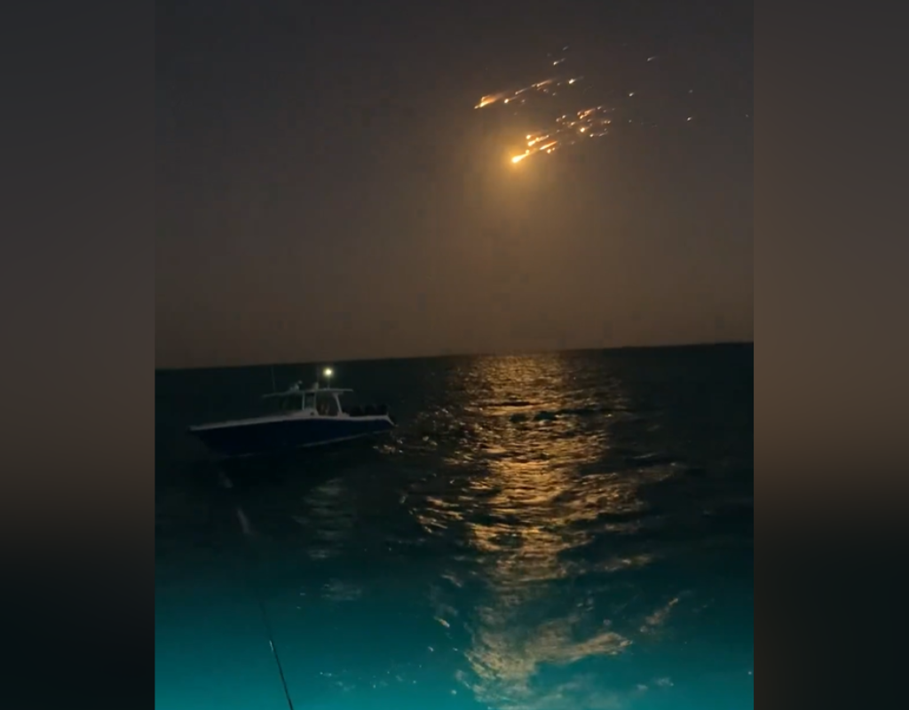 当碎屑照亮天空时
