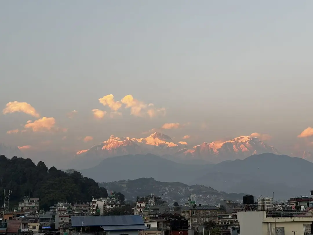 人均750，住在开门看到喜马拉雅山的城市里