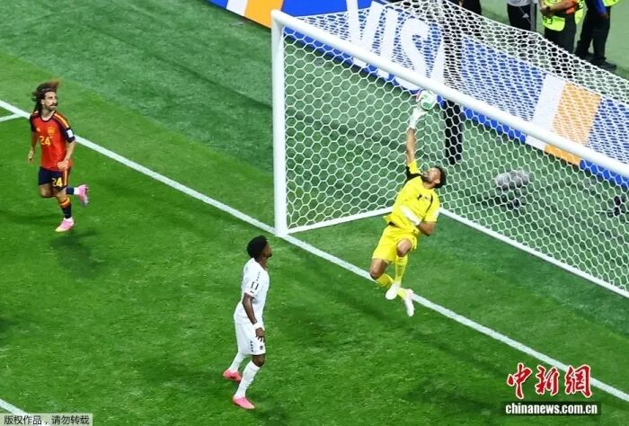 北京时间16日，2026年美加墨世界杯继续进行。在H组的比赛中，西班牙队0-0战平佛得角队，成为本届世界杯开赛以来首场0-0的比赛。图为两队球员在比赛中。