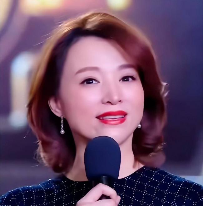 官媒发文官宣！52岁董卿终于等到好消息