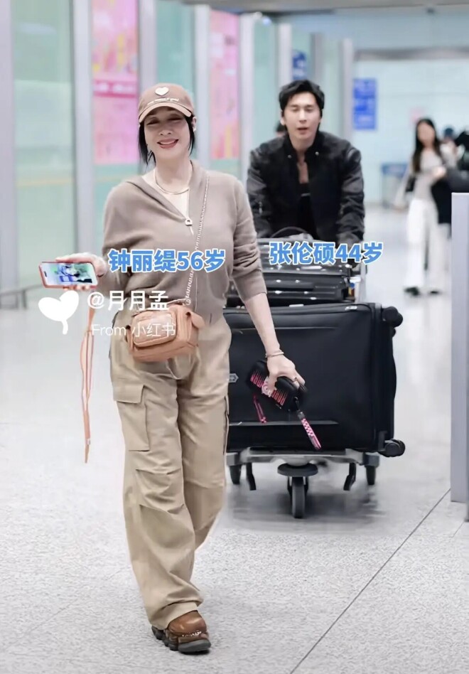 钟丽缇夫妇走机场：她腰粗胯宽 张伦硕打扮潮酷（配图3）