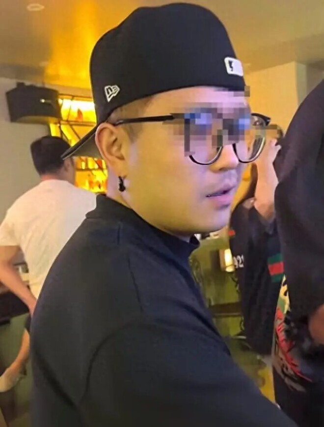 消失7年王宝强经纪人宋喆近照疑曝光 现身某酒局（配图1）