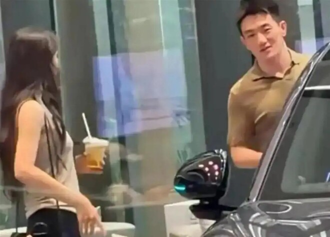 张馨予与丈夫何捷在广东赏车 生活朴素低调（配图2）