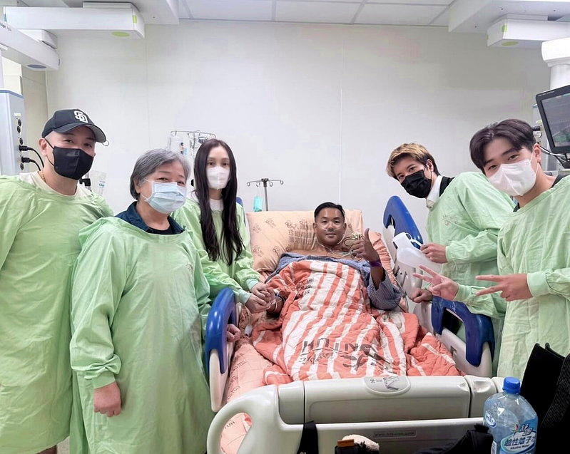王力宏和亲友的合照明显超过加护病房的探病人数限制。图／摘自IG