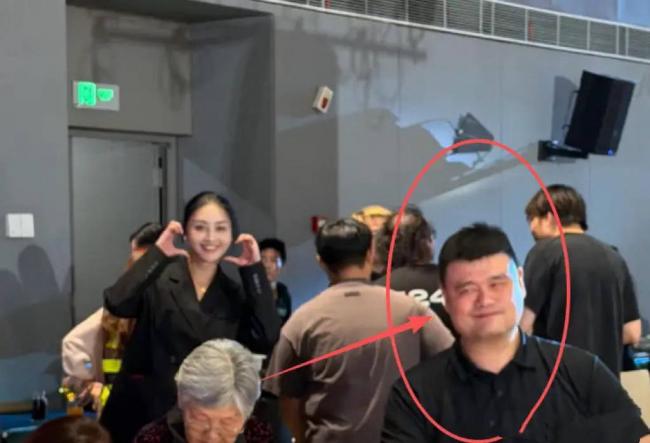 姚明回老家吃席，穿黑衣高又壮有400斤
