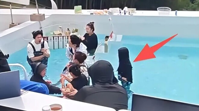 向佐助理撞脸郭碧婷 黑长直、大眼睛完美复刻（配图13）