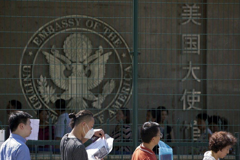 川普政府擬對H-1B簽證申請者加收10萬元簽證費，上訴法院也駁回。圖為北京美國大...