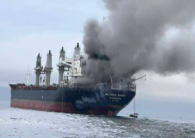 荷姆茲海峽周邊海域攻擊事件頻傳，圖為3月間懸掛泰國國旗的散裝貨輪船「Mayuree Naree」航經荷姆茲海峽時遭伊朗攻擊。（歐新社資料照）