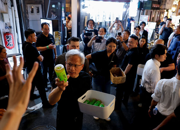 ▲▼黄仁勋现身东京神田的平价居酒屋「YAKITON（やきとん）三吉神田北口店」。 （图/路透）