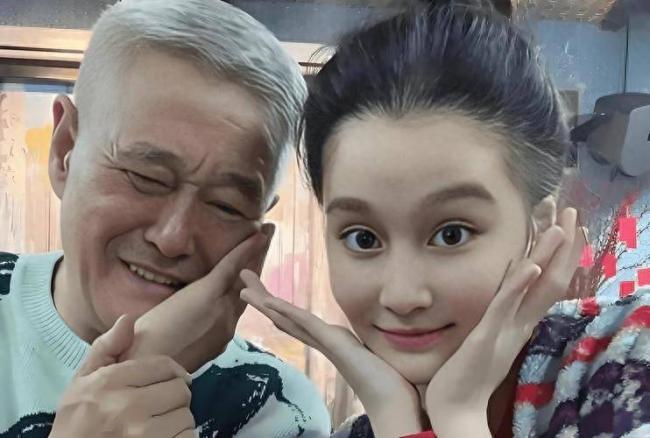 赵本山女儿自曝患三种精神疾病 与药为伴