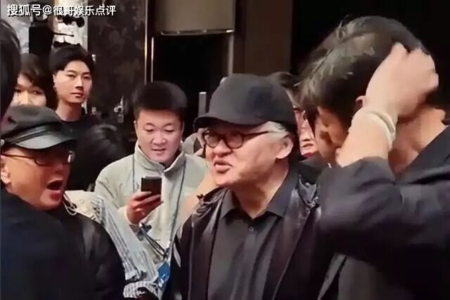 那英成都演唱会临时加歌 哽咽清唱弯弯的月亮（配图11）