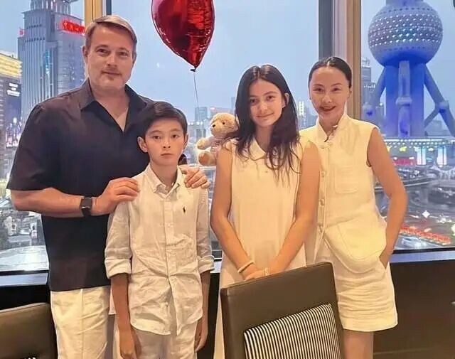 马雅舒一家逛街 外籍老公不显油腻仍很帅（配图5）