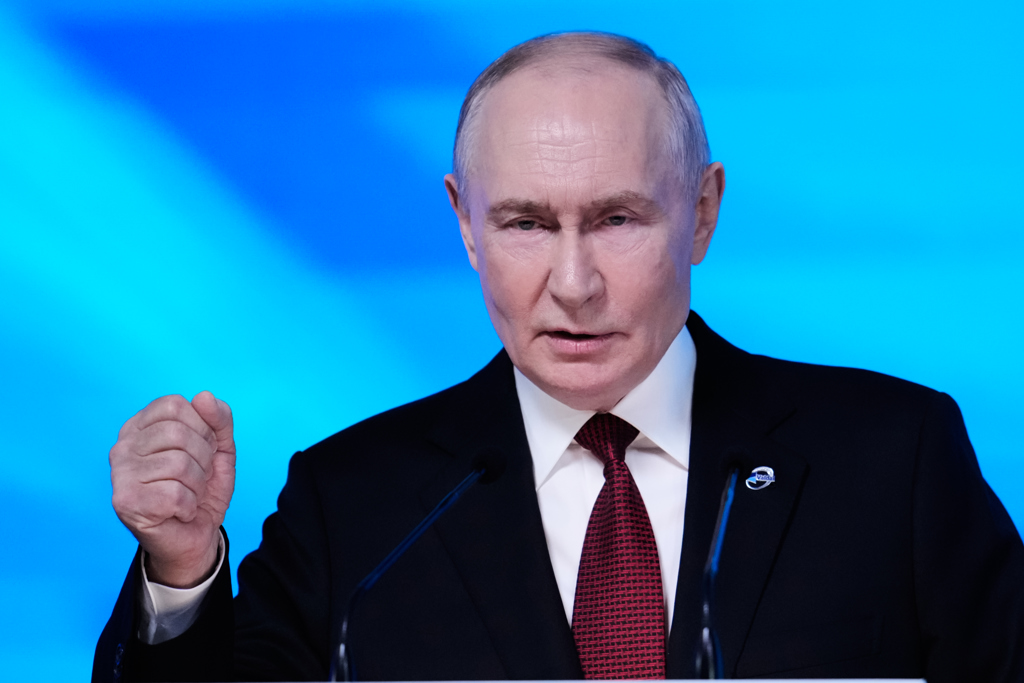 俄羅斯總統普丁（Vladimir Putin）2026年10月1日（周四）在莫斯科舉行的瓦爾代論壇會議上發表談話。（美聯社／Pavel Bednyakov攝）