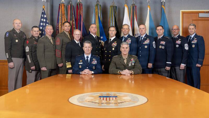 美军参谋首长联席会议（Joint Chiefs of Staff）主席、副主席，以及陆军、海军、空军、陆战队、太空军与国民警卫局最高层级军事领导人及资深士官顾问，2026年1月5日在五角大厦合影。（图／美国国防部）