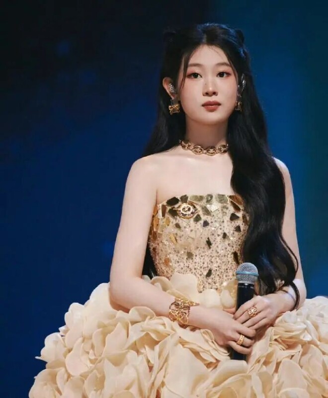 女大十八变：赵薇女儿近照曝光 又高又美（配图23）