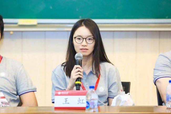 王虹出席纽约大学举办的庆功宴，罕见未戴眼镜